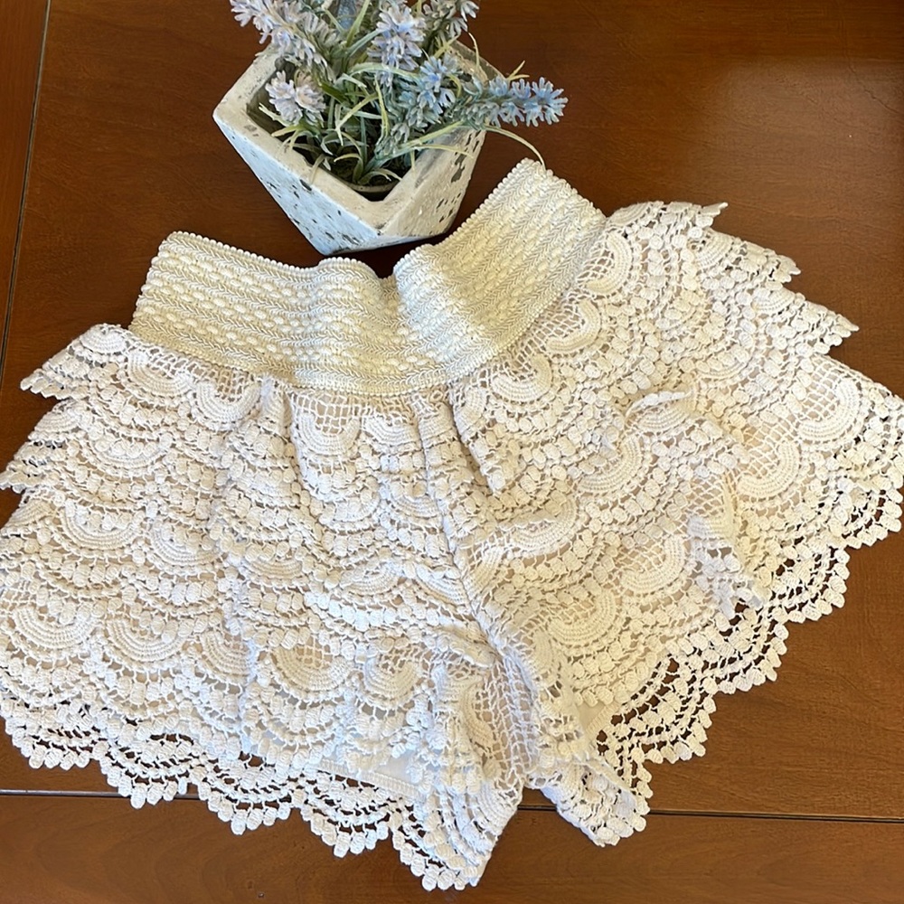 American Rag lace cream/off-white shorts small wedding